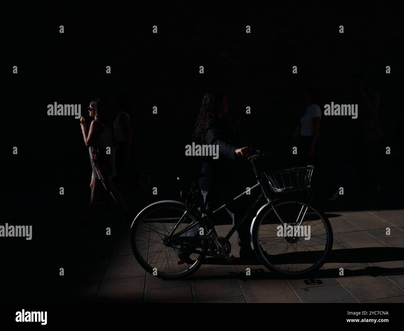 Barcellona soleggiata il quartiere Gotico di Barcellona brilla quando la luce del sole produce ombre dure Foto Stock