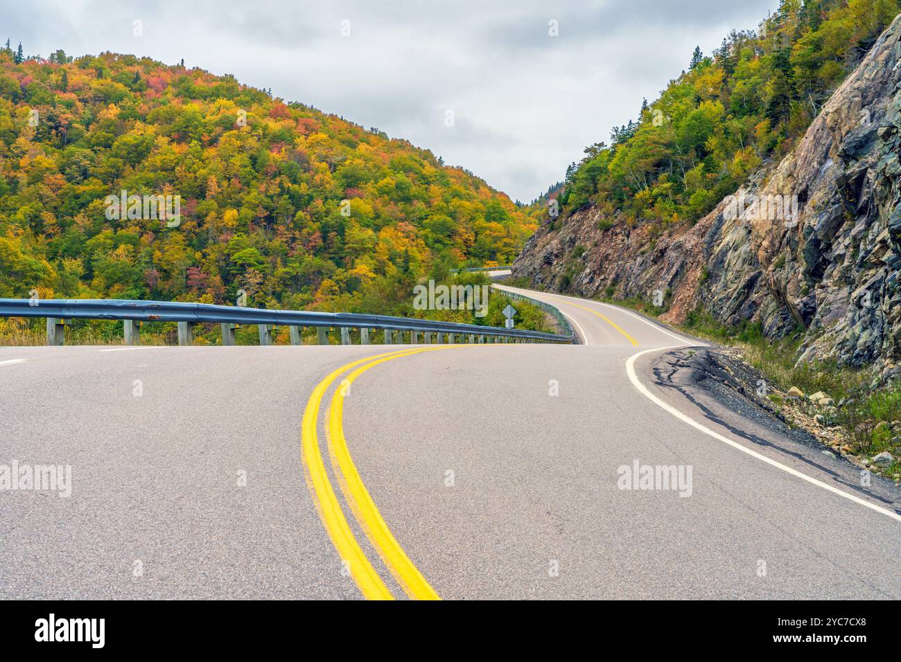 Il Cabot Trail è una delle principali attrazioni turistiche di Cape Breton Island in nuova Scozia, specialmente in autunno, quando il fogliame colorato è al suo apice. Foto Stock