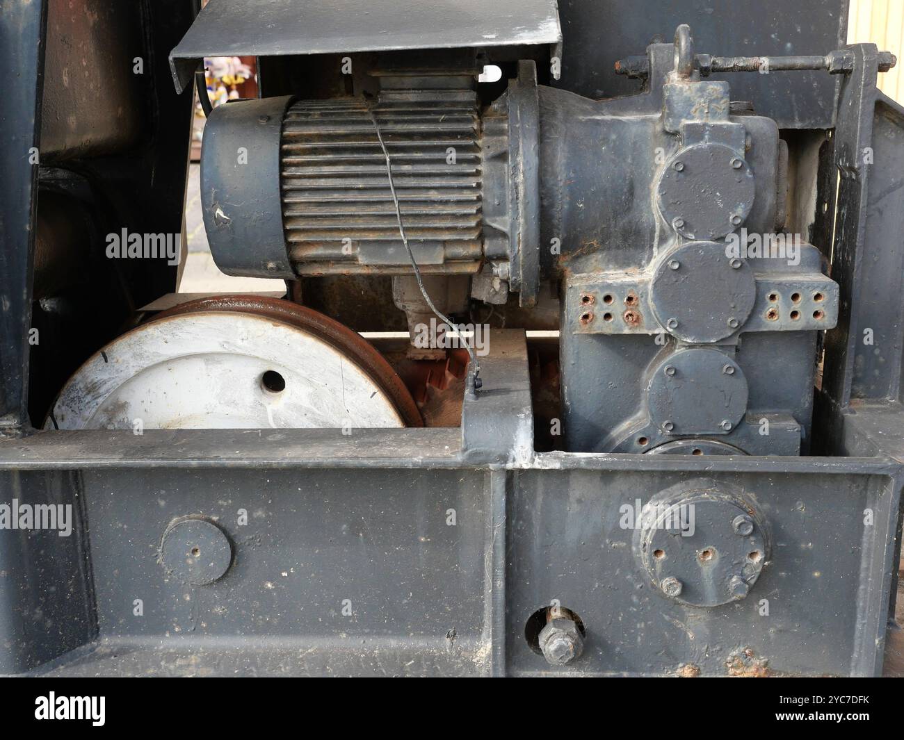 Dettaglio foto del blocco motore della vecchia gru portuale di Sassnitz. E' un capolavoro storico dell'ingegneria antica. Foto Stock