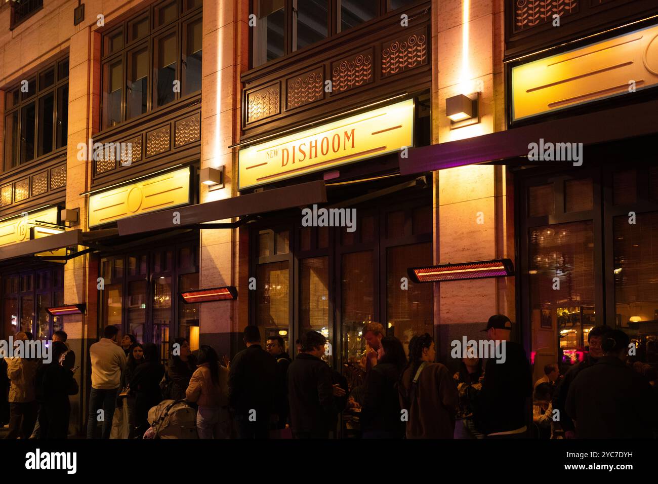 Ristorante indiano Dishoom, Covent Garden, Londra in serata con lunghe code di persone all'esterno Foto Stock