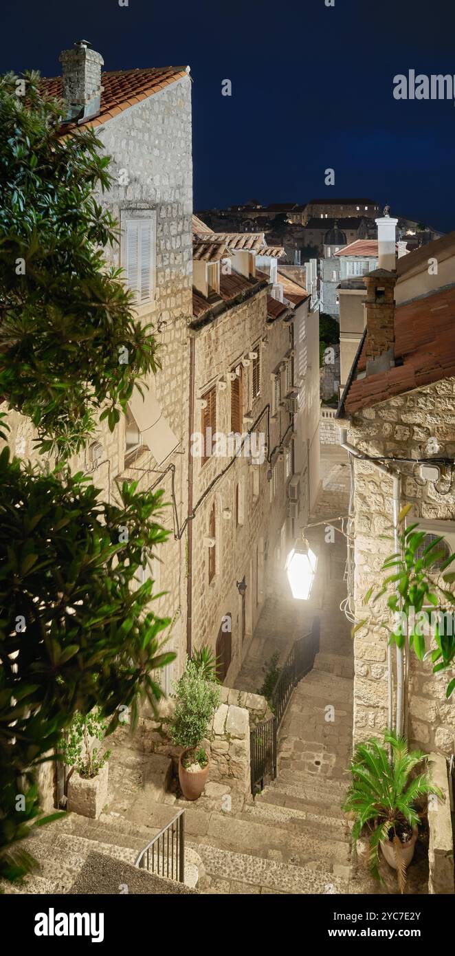 La città vecchia di Dubrovnik di notte, Croazia. Foto Stock