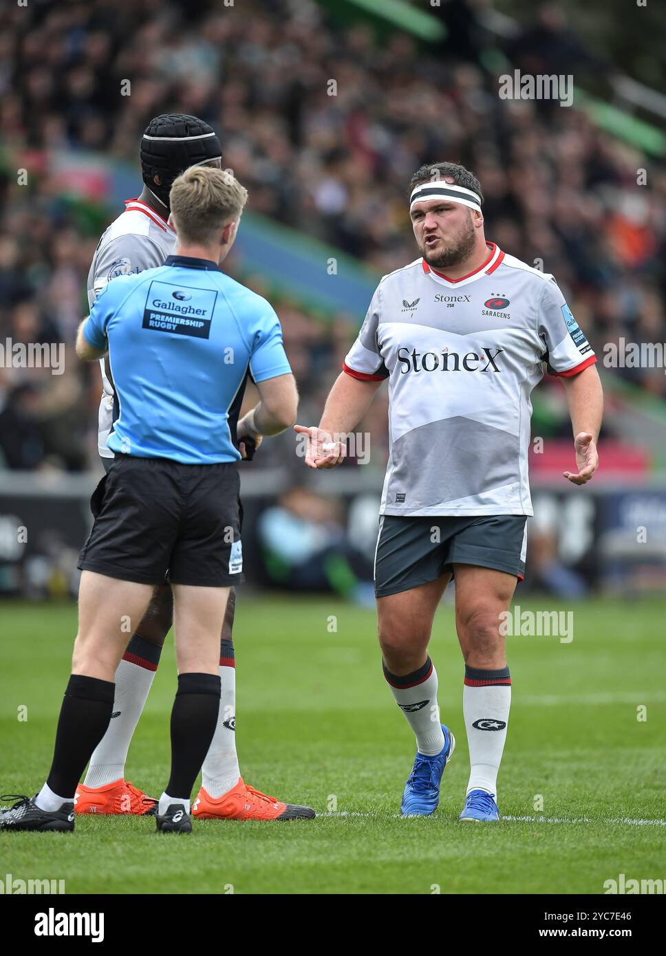 Christopher Ridley arbitro e Jamie George dei Saracens in azione durante il match Harlequins contro Saracens, Gallagher Premiership Round 4 Derby Weekend, Foto Stock