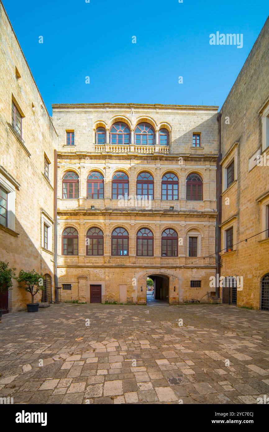 Cortile, Palazzo Gallone, Tricase, Lecce, Salento, Puglia, Italia Foto Stock