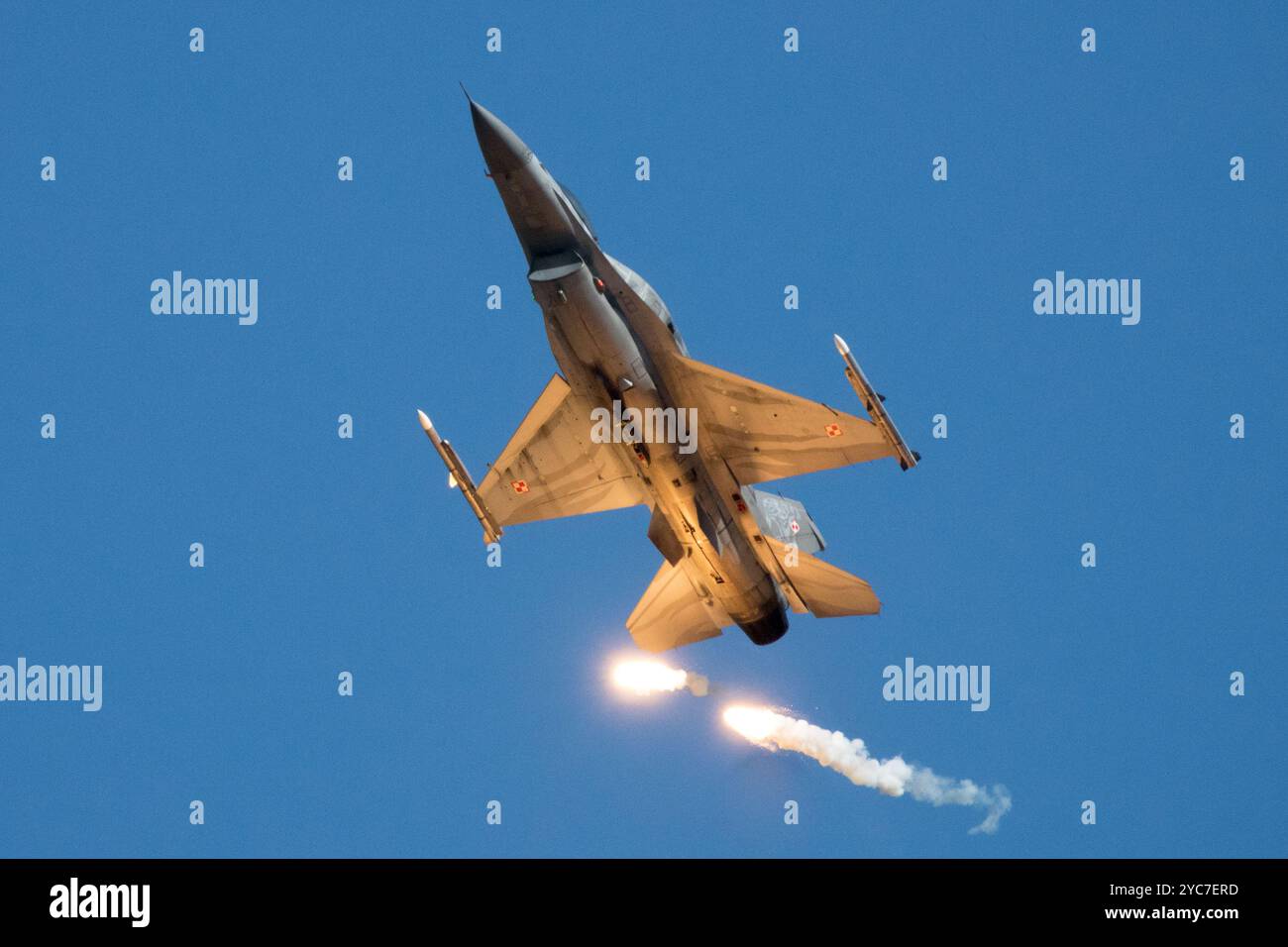 Forza aerea polacca, General Dynamics F-16C Block 52 Fighting Falcon che sgancia rampe Foto Stock