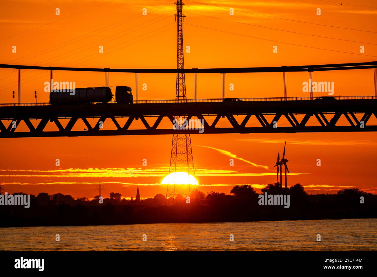 Traffico sul ponte sul Reno Emmerich, strada federale B220, luce serale, con 803 m il ponte sospeso più lungo della Germania poco prima della b olandese Foto Stock