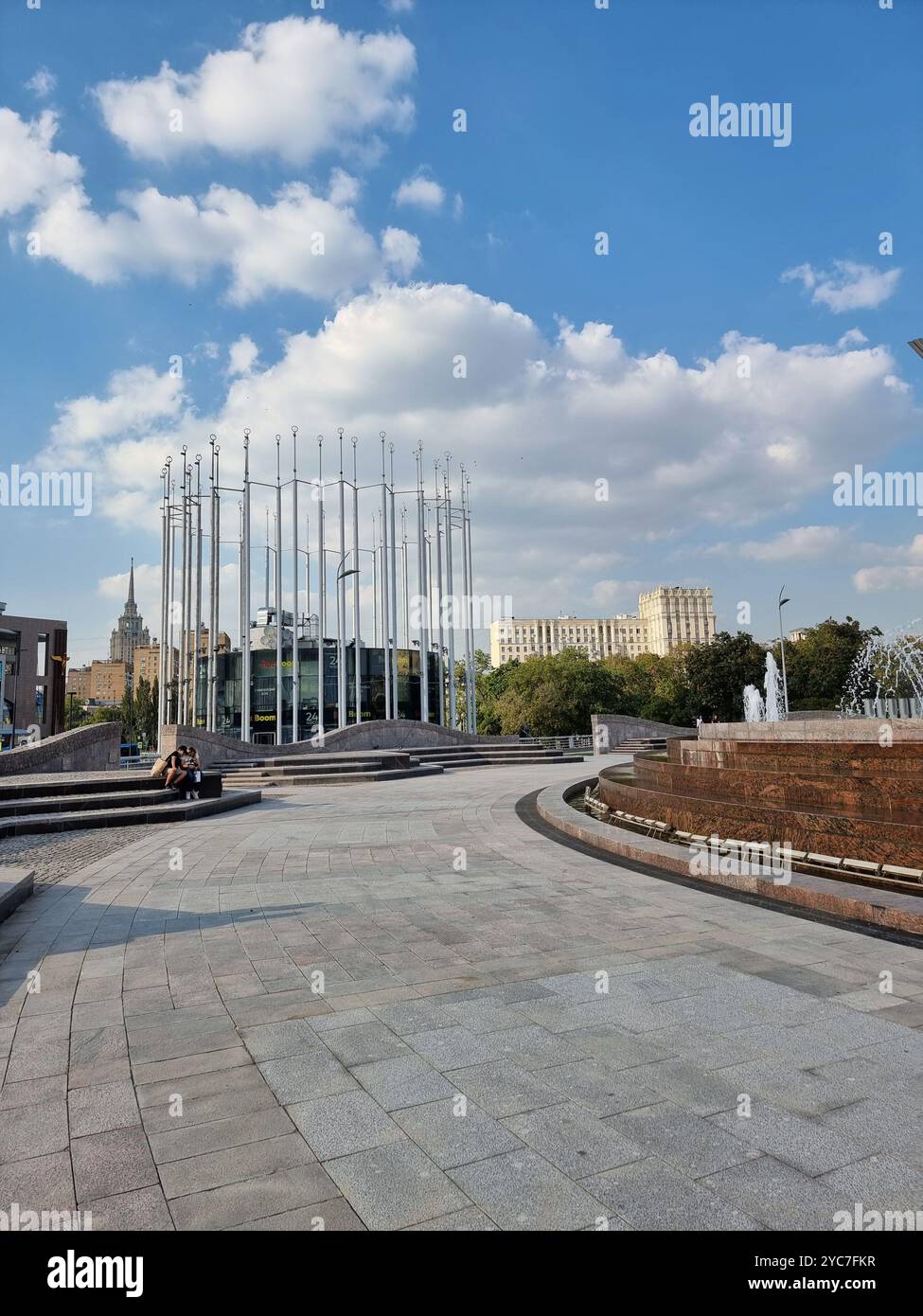 Pali di bandiera vuoti (le bandiere sono state rimosse nel 2023) sull'ex Piazza d'Europa, ora rinominata in Piazza Eurasia (площадь Евразии) a Mosca, in Russia Foto Stock