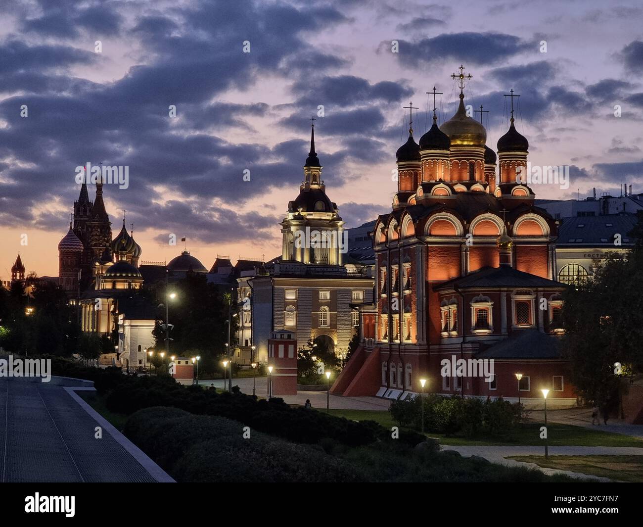 Vista notturna dallo Zaryadye Park dello skyline di Mosca con numerose cupole illuminate, torri, chiese; cielo nuvoloso all'ora blu - Immagine stock catturata con smartphone