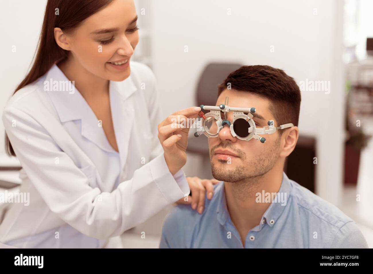 Controllo ottico della visione del paziente con il quadro di prova Foto Stock