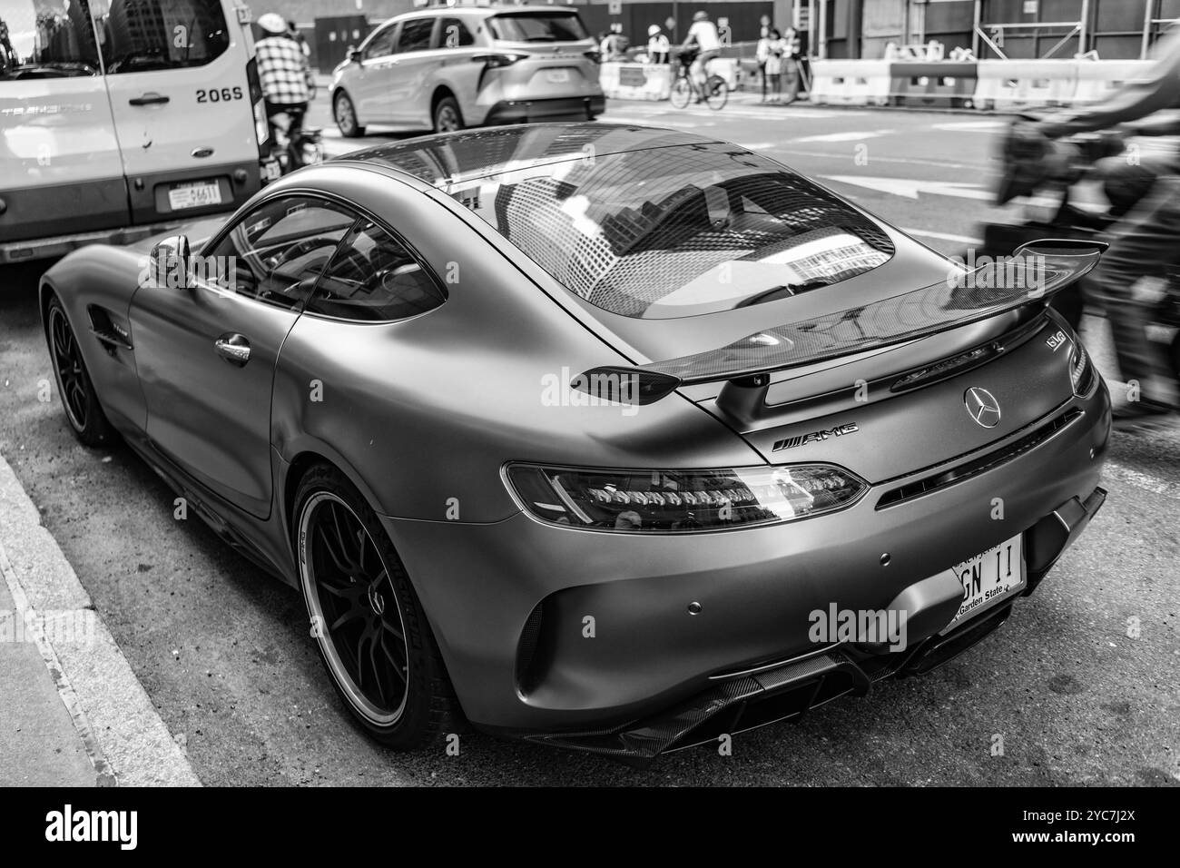 New York City, USA - 9 agosto 2023: Mercedes Benz AMG GT 2018, vista sull'angolo posteriore Foto Stock