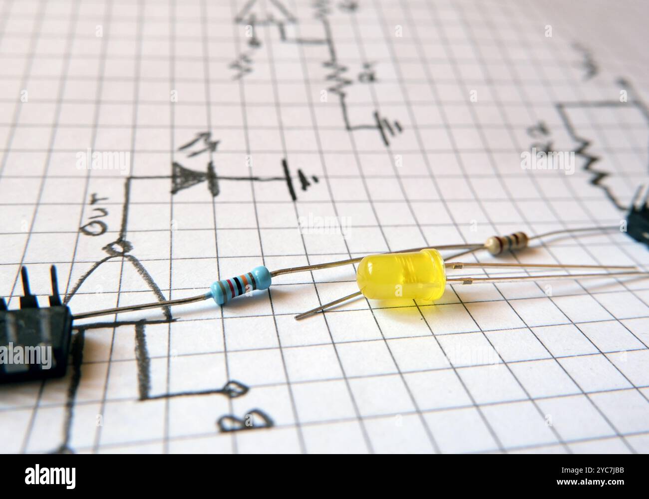 Elementi del circuito elettronico su uno schema elettrico. Esperimenti elettronici e workshop. Foto Stock