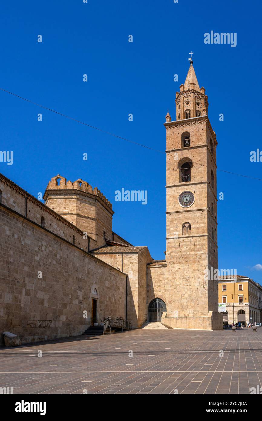 Campanile gotico-lombardo, Cattedrale di Santa Maria Assunta, Teramo, Abruzzo, Italia Foto Stock