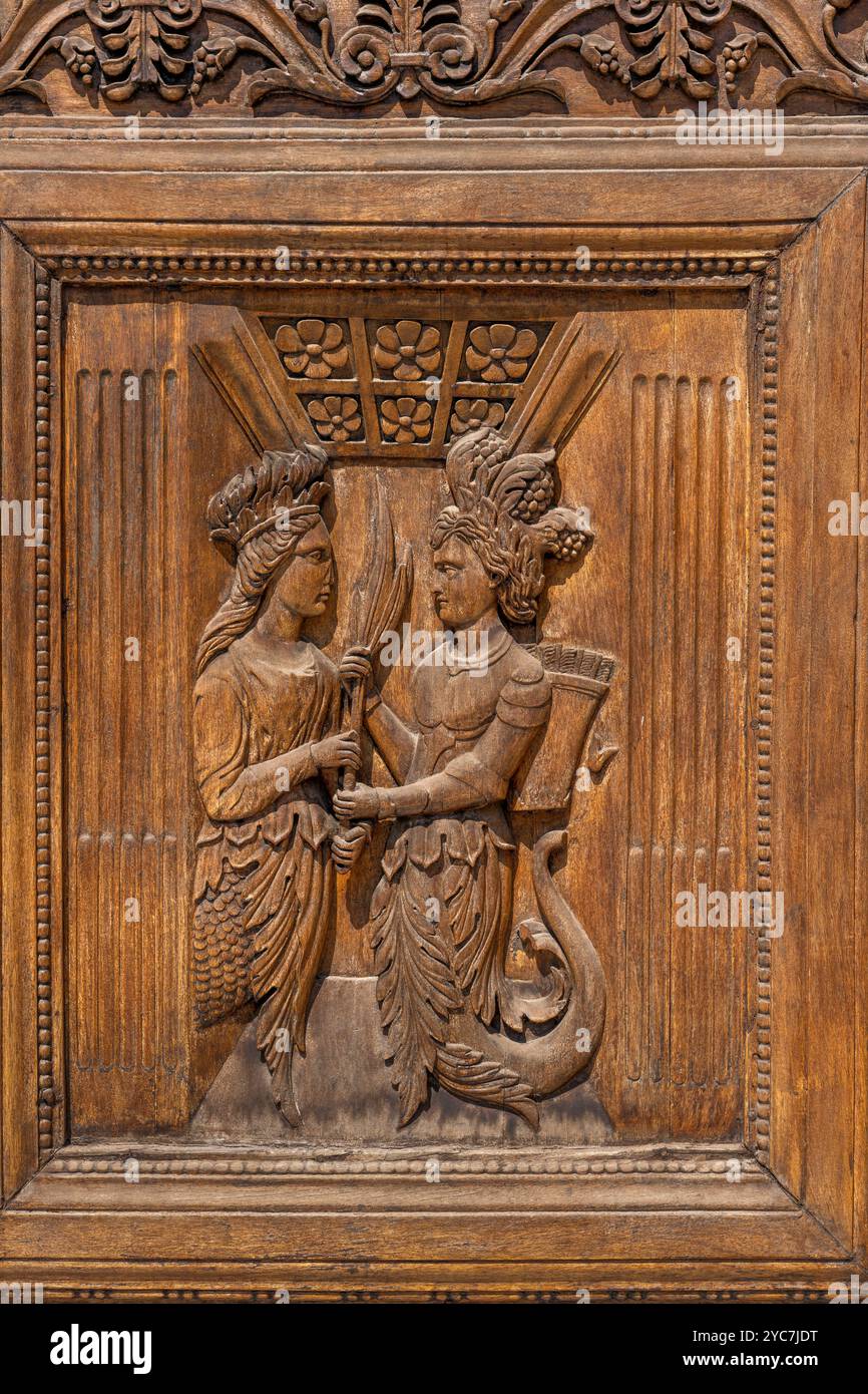 Cavicchioli, portale in legno, 1911, porta d'ingresso, 1332, cattedrale di Santa Maria Assunta, Teramo, Abruzzo, Italia Foto Stock