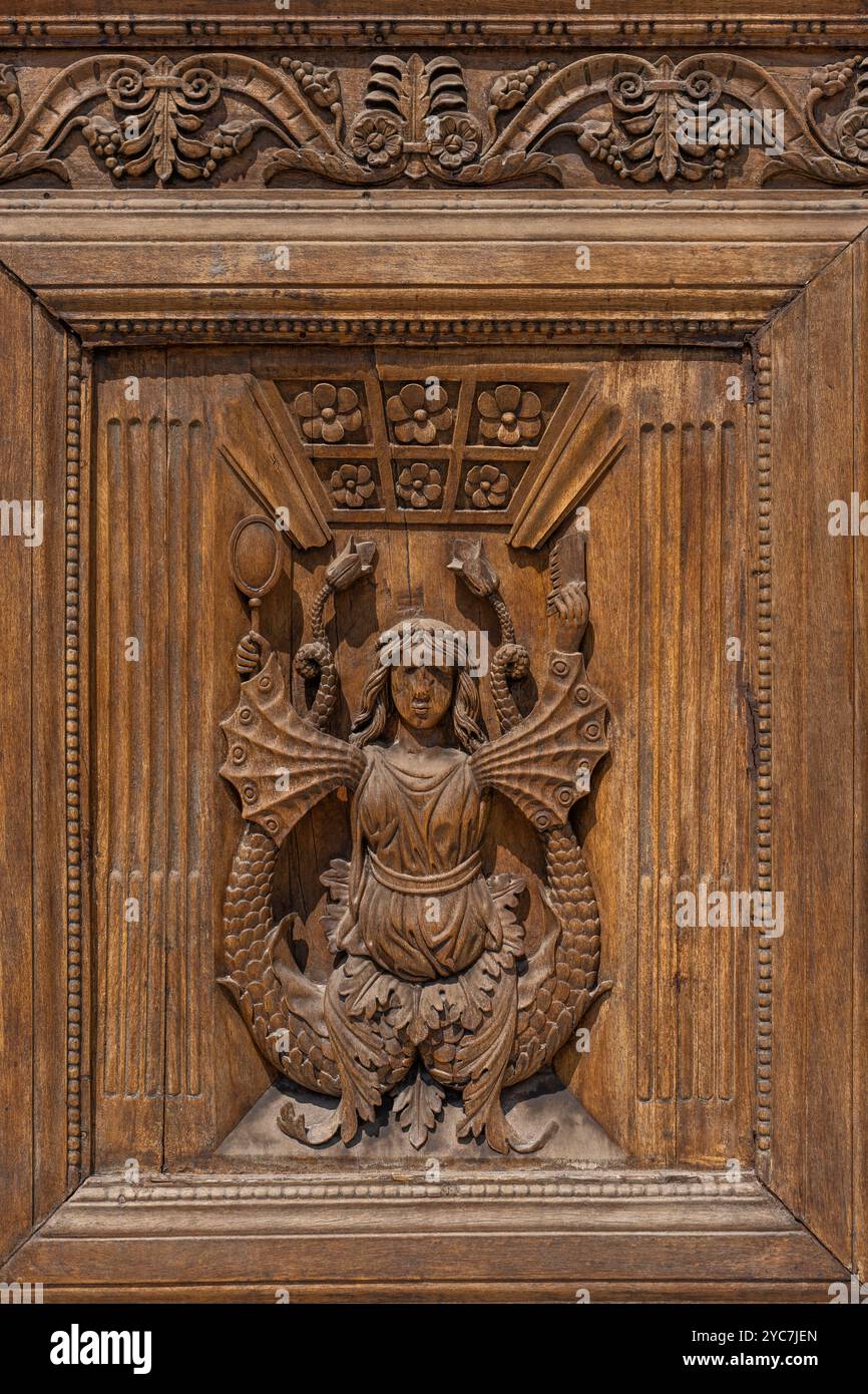 Cavicchioli, portale in legno, 1911, porta d'ingresso, 1332, cattedrale di Santa Maria Assunta, Teramo, Abruzzo, Italia Foto Stock
