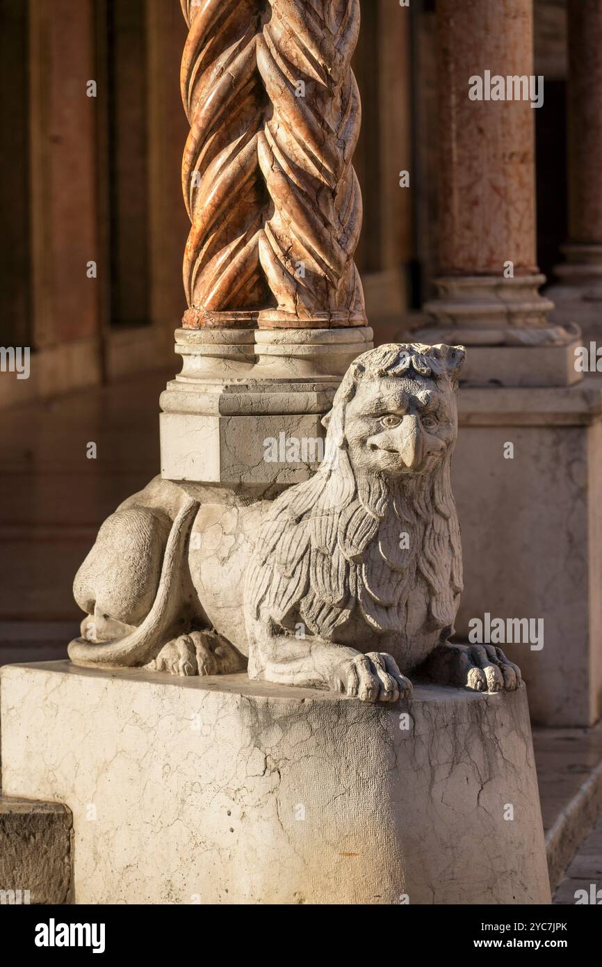 Savini Porticoes, Teramo, Abruzzo, Italia Foto Stock