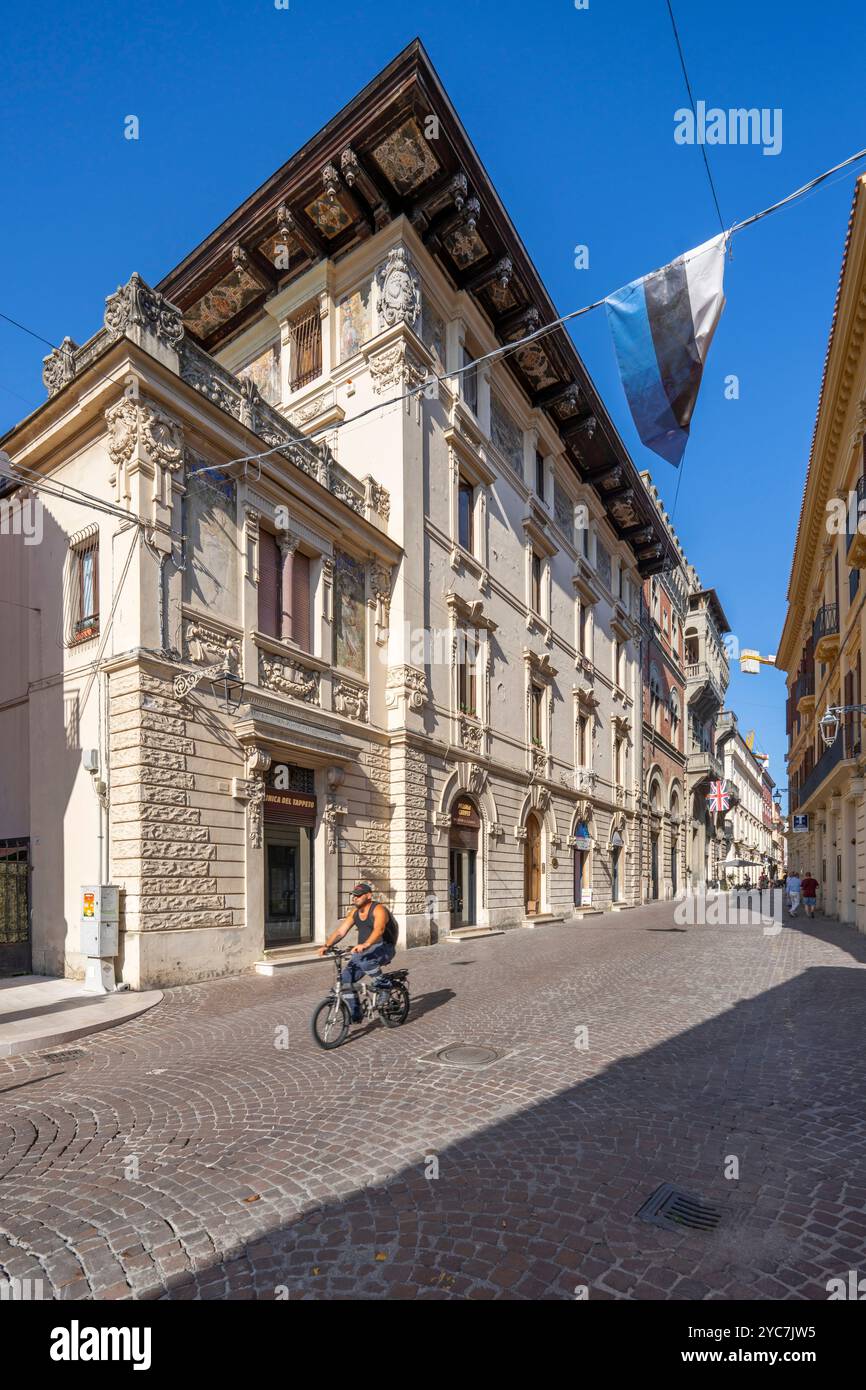 Ex Palazzo Muzii, ora Palazzo Castelli, Teramo, Abruzzo, Italia Foto Stock