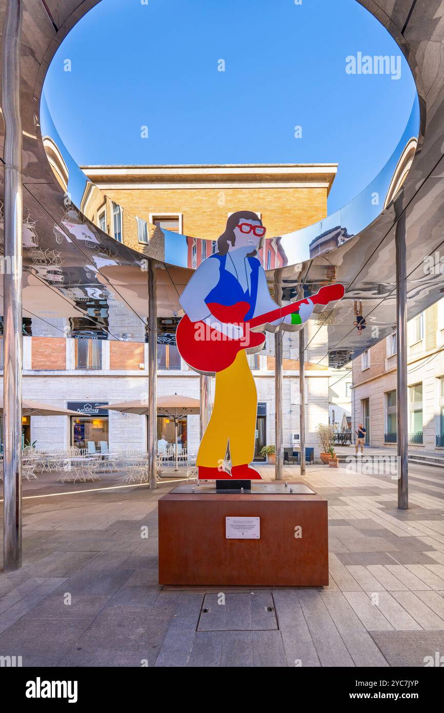 Marco Lodola, Pigro, scultura di luce dedicata a Ivan Graziani, 2023, Lrgo Sn Matteo, Teramo, Abruzzo, Italia Foto Stock