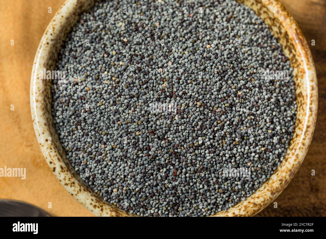 Erbe biologiche di semi di papavero secchi in una ciotola Foto Stock