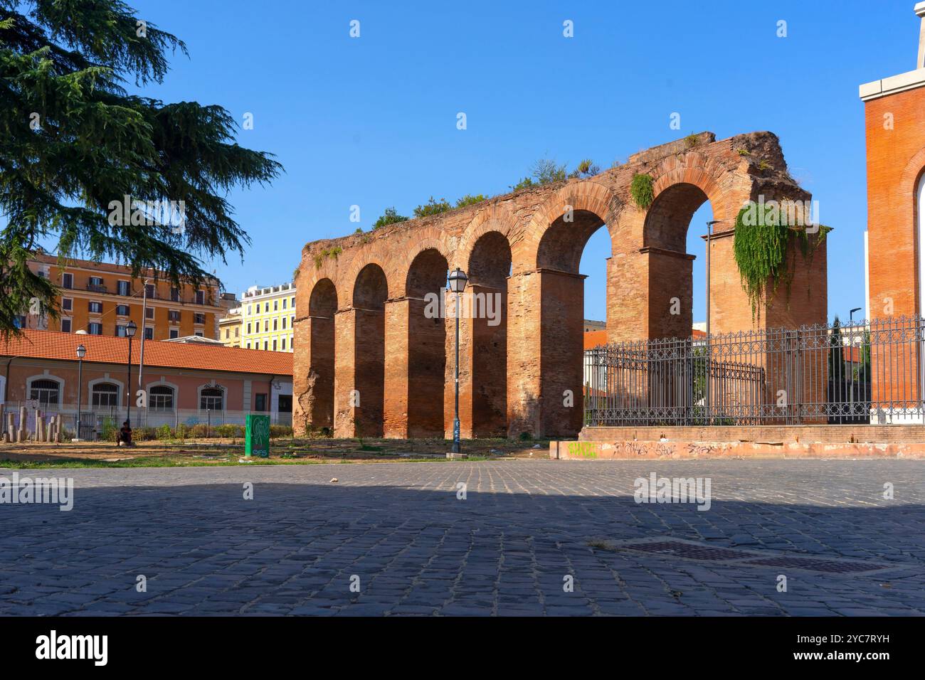 Resti dell'acquedotto di Piazza Pepe, Roma, Lazio, Italia Foto Stock