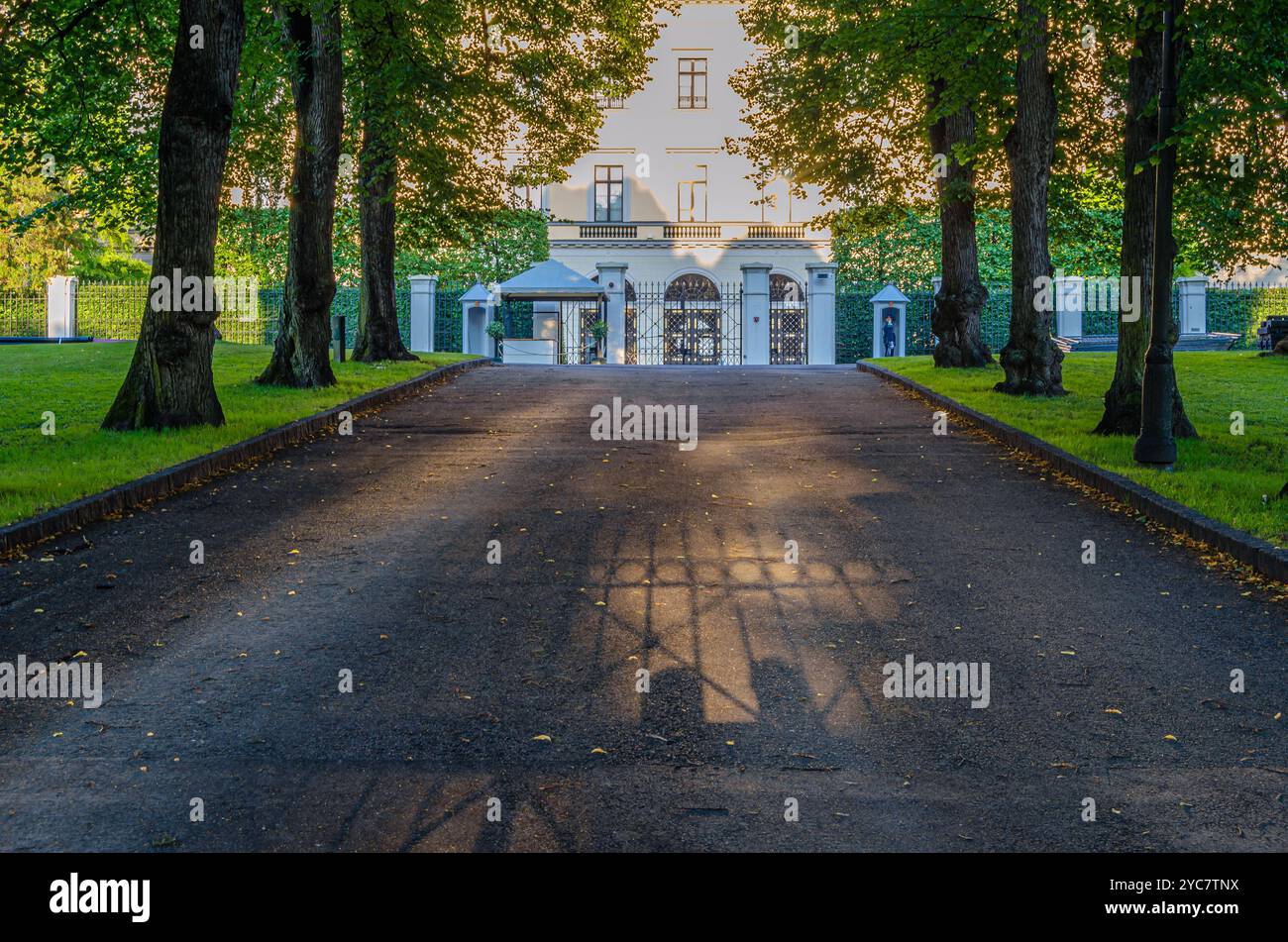 OSLO, NORVEGIA - 10 LUGLIO 2014: Palazzo reale di Oslo, Norvegia, costruito nella prima metà del XIX secolo, progettato da Hans Linstow. E' il funzionario Foto Stock