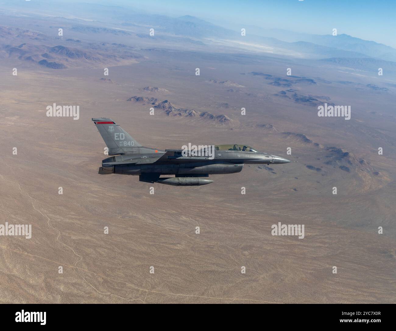 Edwards AFB F-16D 90-840 vola sopra l'alto deserto della California meridionale il 21 giugno 2024. Questa Viper è assegnata al 416th Flight test Squadron, i Skull. (Foto Air Force di Todd Schannuth) Foto Stock