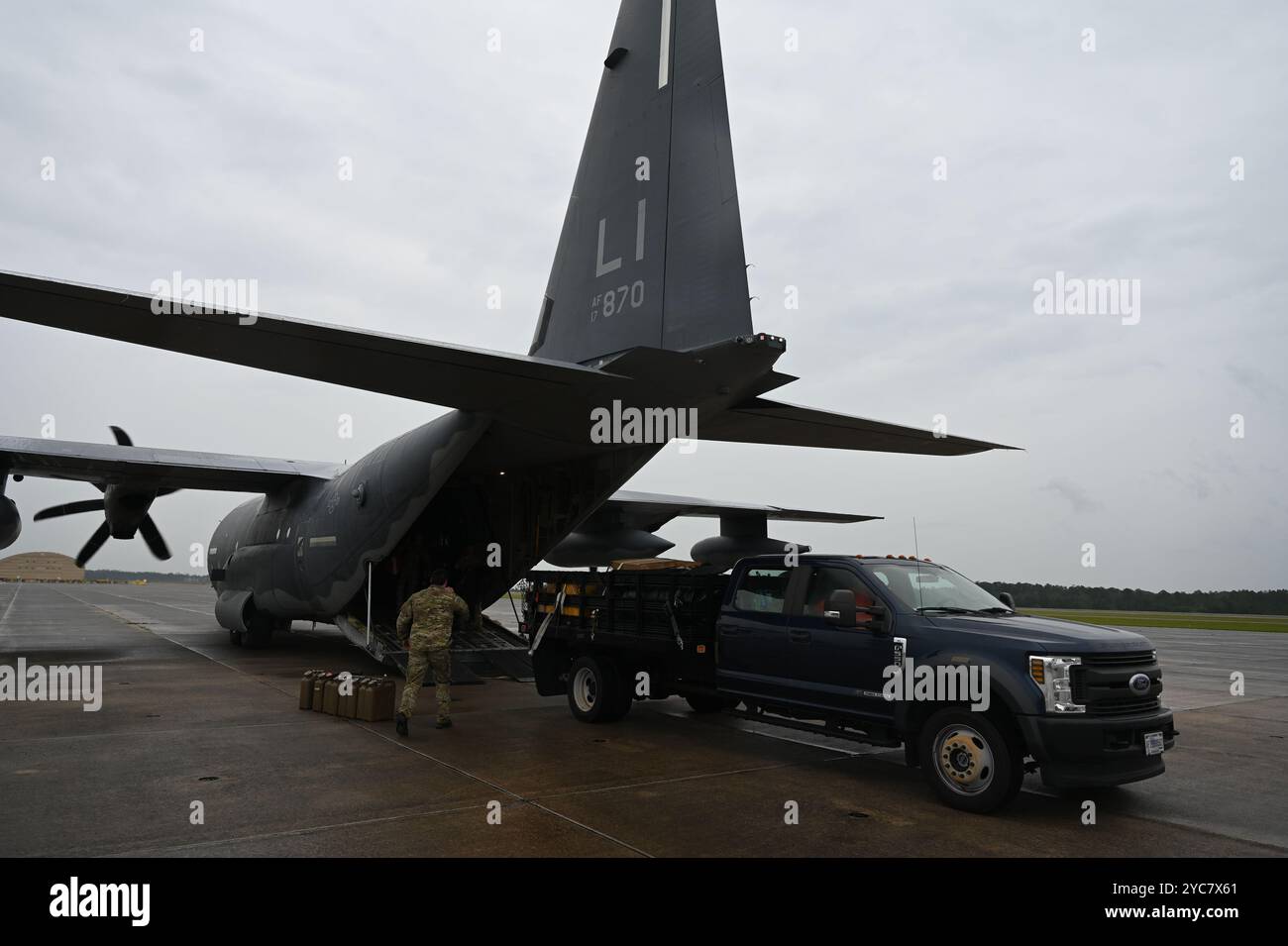 Il 102nd Rescue Squadron loadmaster, assegnato al 106th Rescue Wing, scarica un camion a palo da un aereo di ricerca e soccorso HC-130J Combat King II per il supporto dell'uragano Milton al Camp Blanding Joint Training Center vicino a Jacksonville, Florida, 9 ottobre 2024. Sotto la direzione del governatore Kathy Hochul, la Guardia Nazionale di New York ha inviato soldati da Siracusa, insieme ad avieri del 106th Rescue Wing per assistere la Guardia Nazionale della Florida nella risposta all'uragano Milton. (Foto della U.S. Air National Guard del Senior Airman Sarah McKernan) Foto Stock