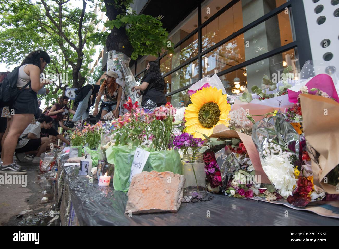 Buenos Aires, Argentina (21 ottobre 2024). I fan di Liam Payne organizzano un memoriale fuori dal Casa Sur Hotel, dove l'ex membro della boyband One Direction è stato trovato morto. Crediti: Mariano Garcia/Alamy Live News Foto Stock