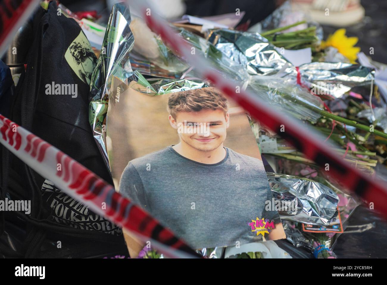 Buenos Aires, Argentina (21 ottobre 2024). I fan di Liam Payne organizzano un memoriale fuori dal Casa Sur Hotel, dove l'ex membro della boyband One Direction è stato trovato morto. Crediti: Mariano Garcia/Alamy Live News Foto Stock