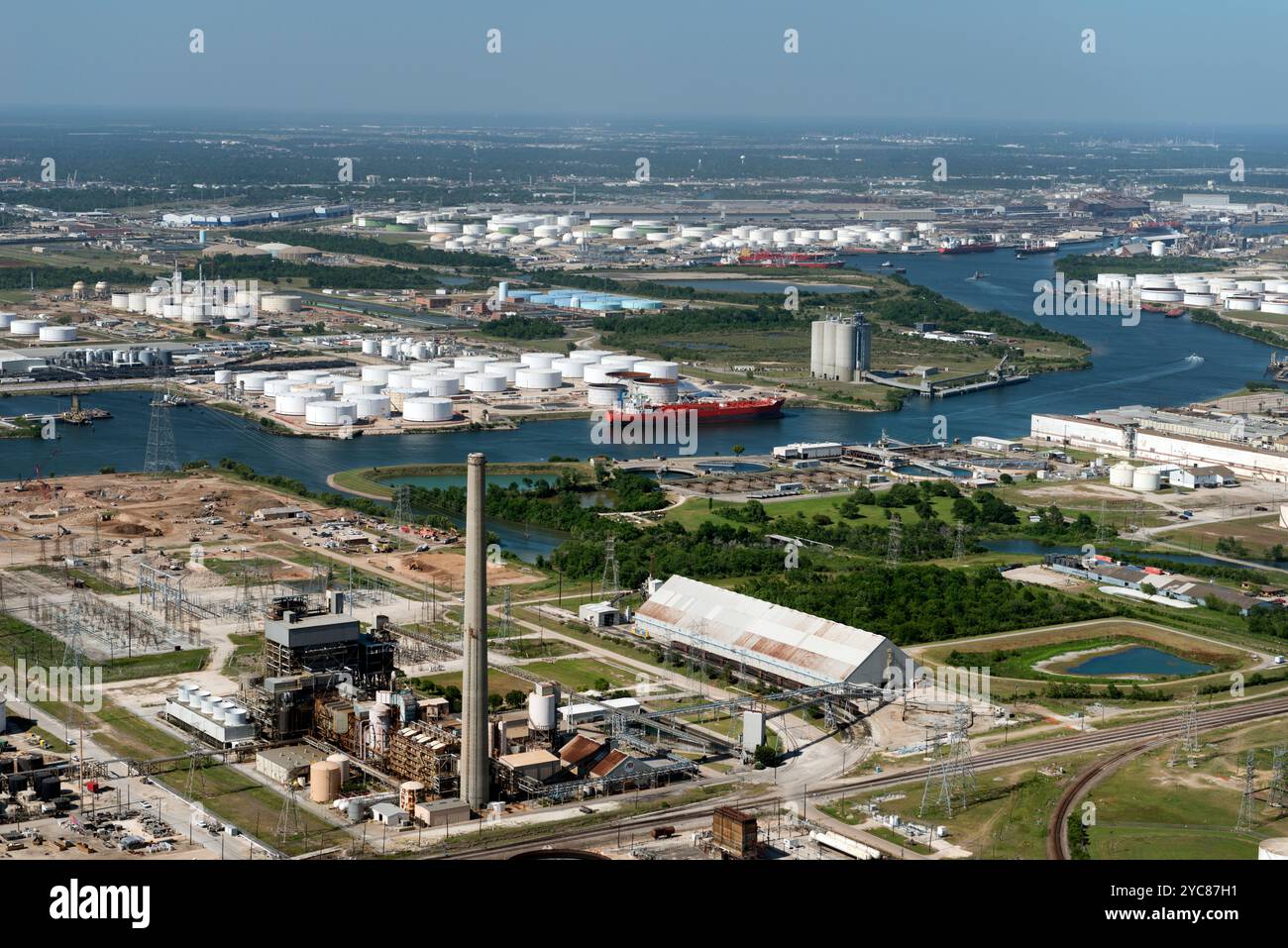 Vista aerea nel 2014 dello Houston Ship Channel e delle strutture energetiche circostanti a Houston, Texas. Foto Stock