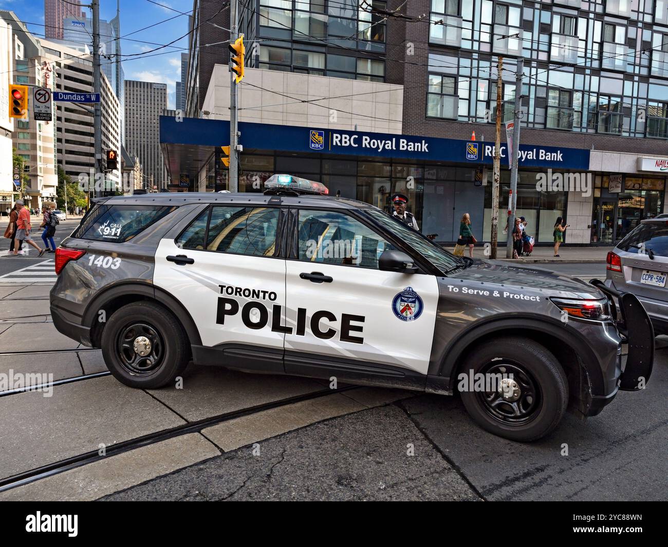 Toronto Canada / 20/09/ 2024. Un incrociatore della polizia di Toronto blocca una strada, salvaguardando una marcia di protesta attraverso il centro di Toronto. Foto Stock