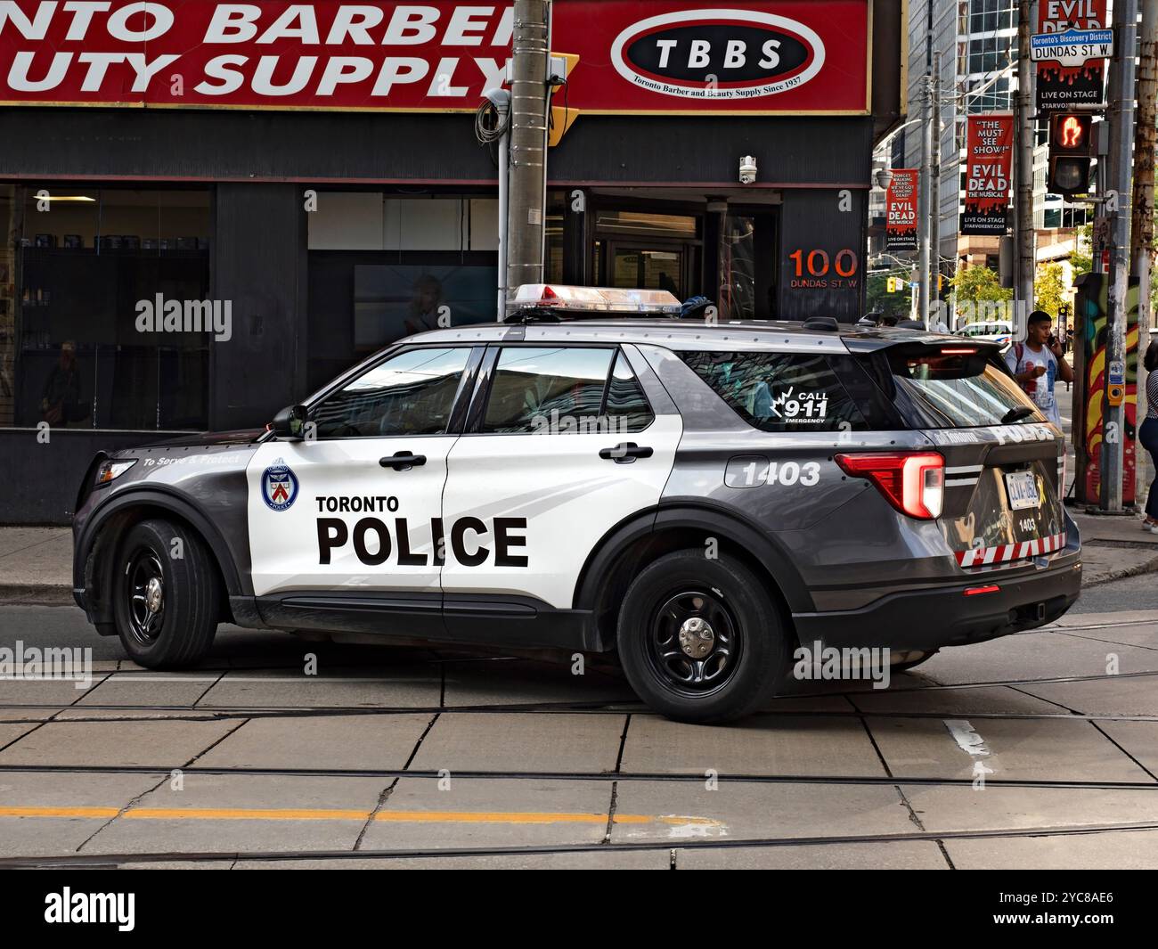 Toronto Canada / 20/09/ 2024. Un incrociatore della polizia di Toronto blocca una strada, salvaguardando una marcia di protesta attraverso il centro di Toronto. Foto Stock