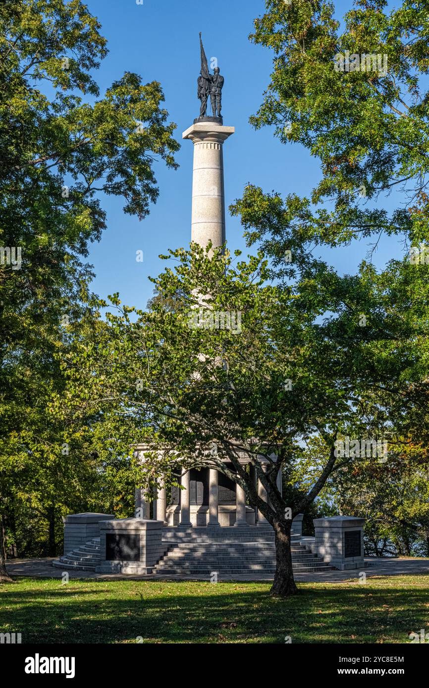 Il New York Peace Memorial, con la statua di un'Unione e un soldato confederato che stringono la mano, a Point Park a Lookout Mountain, Tennessee. (USA) Foto Stock