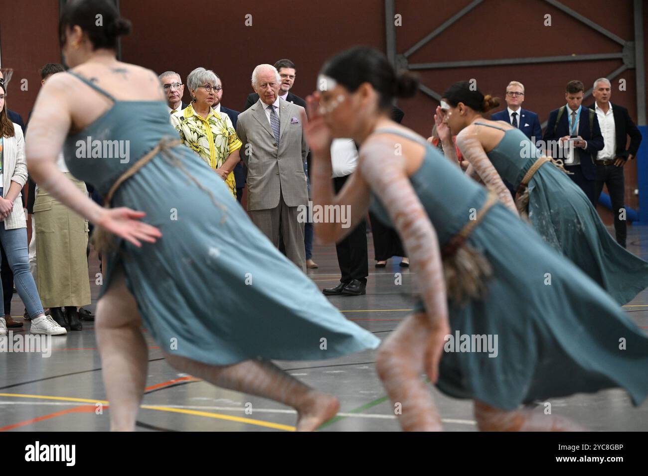 Re Carlo III osserva i ballerini della comunità indigena esibirsi durante una visita al Centro Nazionale di Eccellenza indigena a Sydney per incontrare i rappresentanti della comunità aborigena e delle isole dello stretto di Torres, il terzo giorno della visita reale in Australia e Samoa. Data foto: Martedì 22 ottobre 2024. Foto Stock