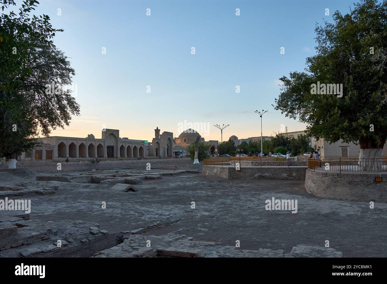 Questa vista panoramica di Bukhara, Uzbekistan, cattura la ricca eredità storica e architettonica della città. Foto Stock