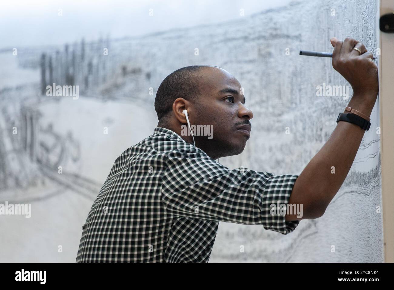 Primo piano del famoso artista Stephen Wiltshire che disegna il paesaggio urbano di Singapore attraverso la sua incredibile memoria fotografica con un solo sguardo, Foto Stock