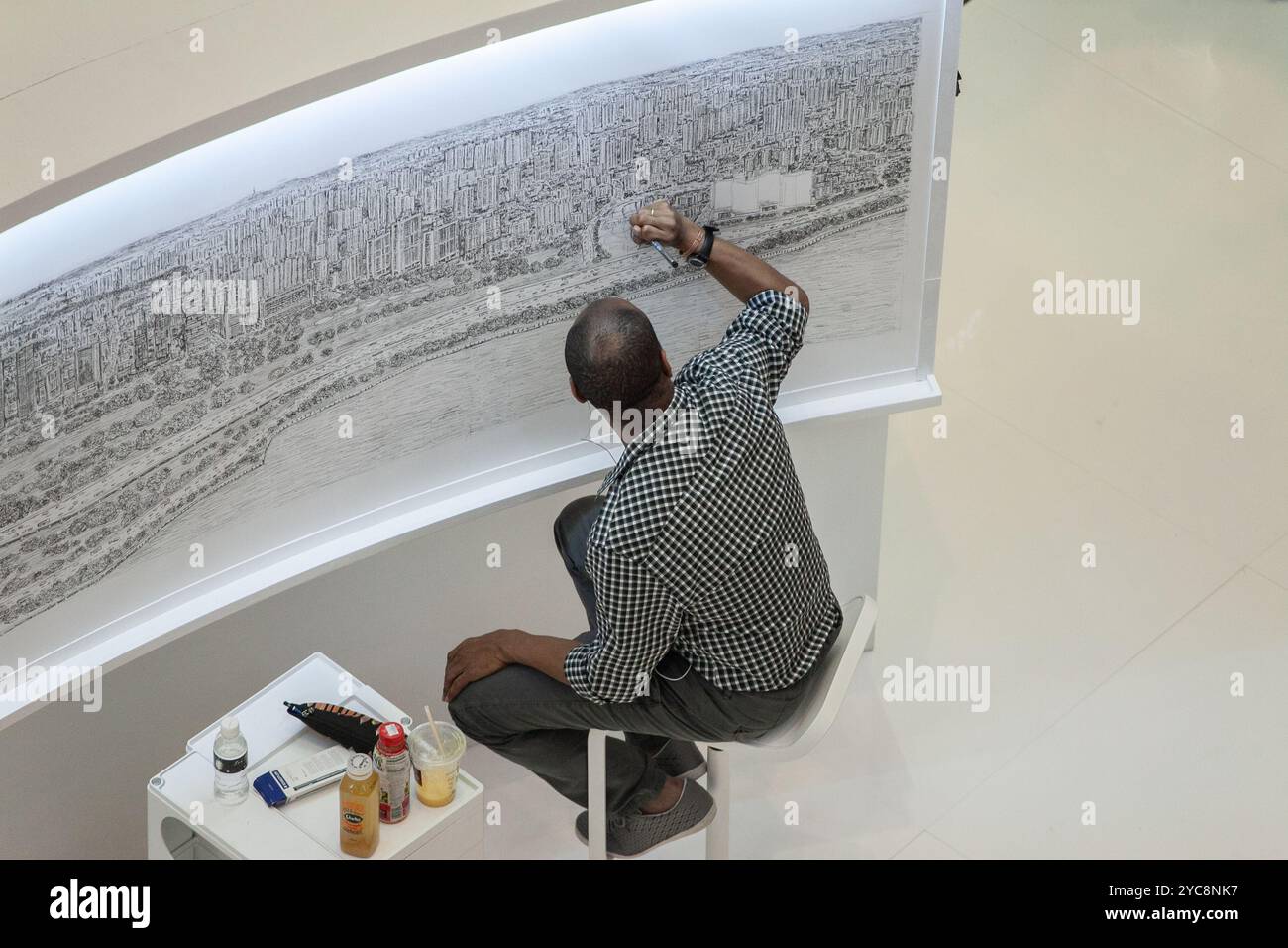 Il famoso artista Stephen Wiltshire disegna il paesaggio urbano di Singapore attraverso la sua incredibile memoria fotografica con un unico look, Foto Stock