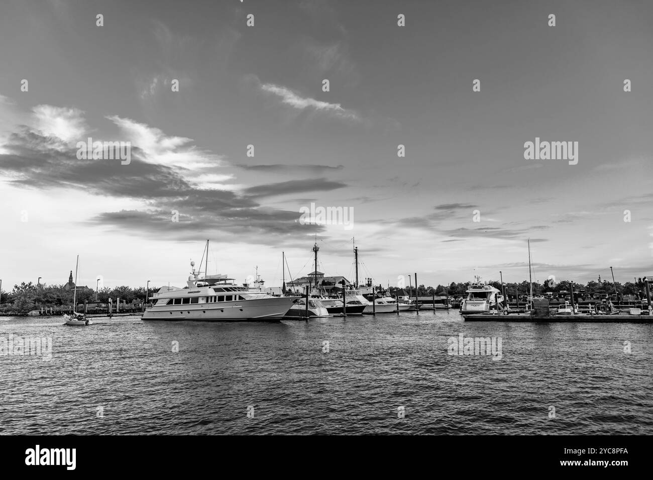 Jersey City, USA - 28 giugno 2023: Yacht boat attraccato al Liberty Landing Marina sul fiume Hudson Foto Stock