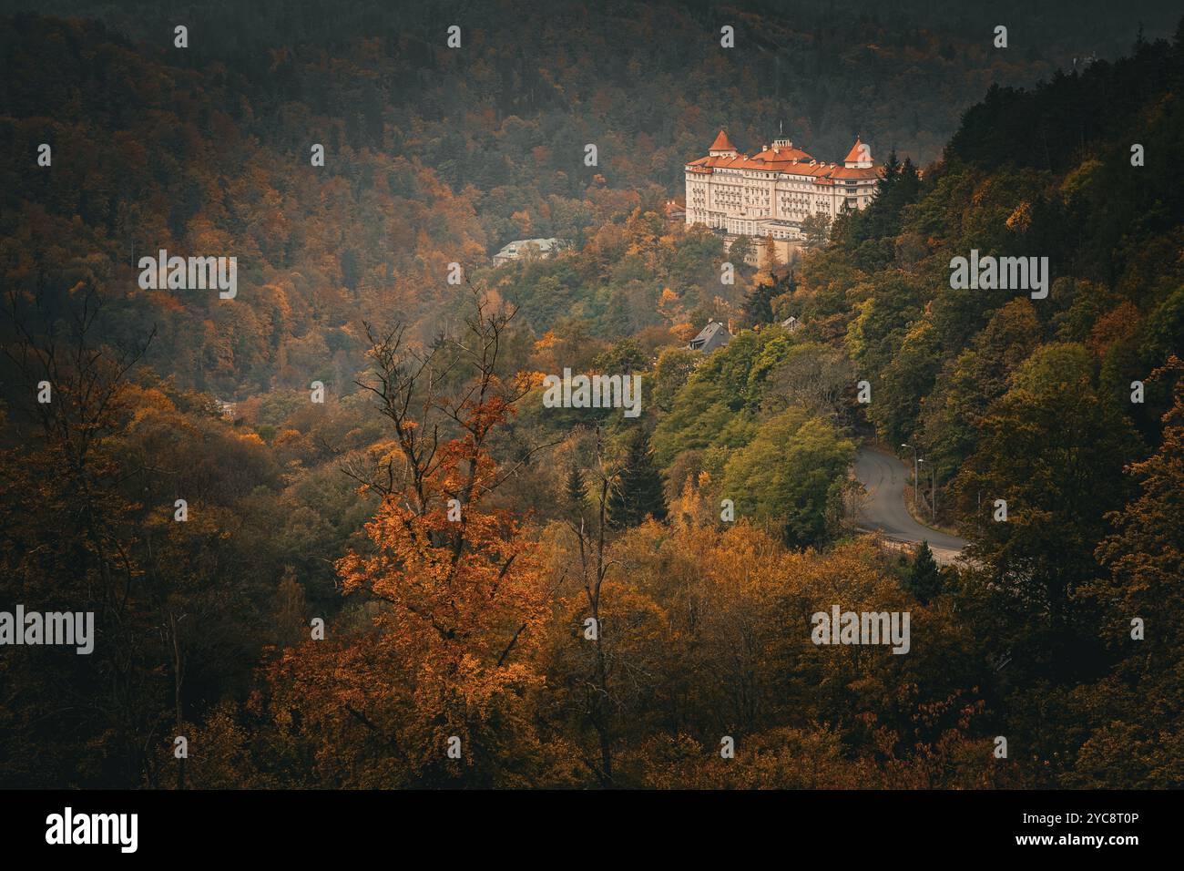 Vista da cartolina del leggendario Imperial Spa Hotel a Karlovy Vary, Repubblica Ceca, situato in posizione idilliaca su una collina che si affaccia sulla vasta foresta boema Foto Stock