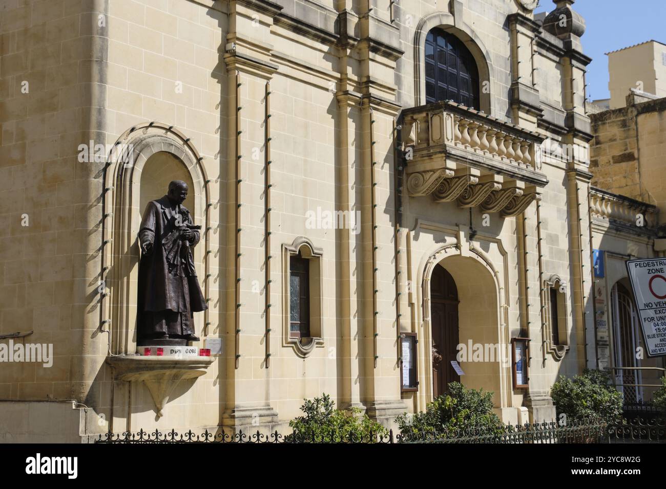 La statua in bronzo a grandezza naturale di San'OR' Preca, il fondatore della società di Dottrina cristiana e un carmelitano di terzo ordine, sulla facciata di Foto Stock