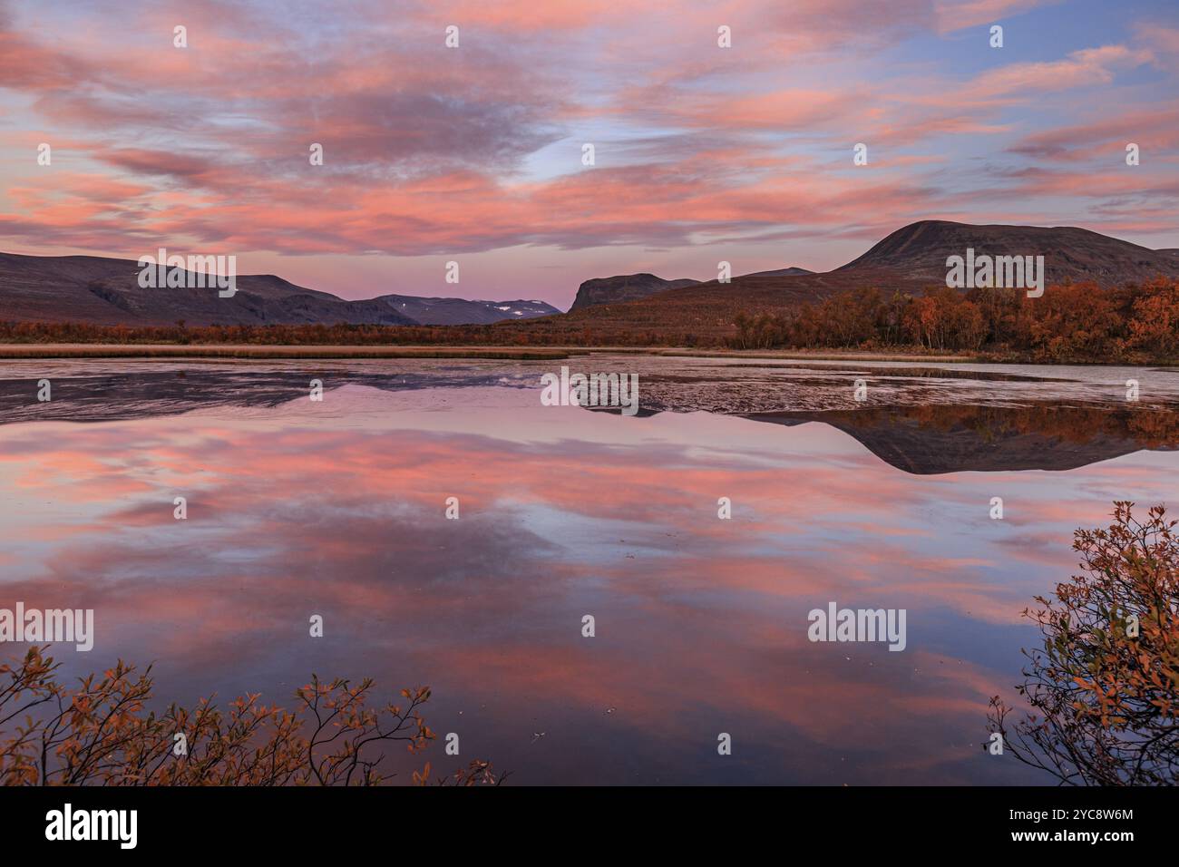 Montagne riflesse nel lago, colori autunnali, atmosfera nuvolosa, luce del mattino, alba, Nikkaluokta, Lapponia, Lapponia, Svezia, Europa Foto Stock