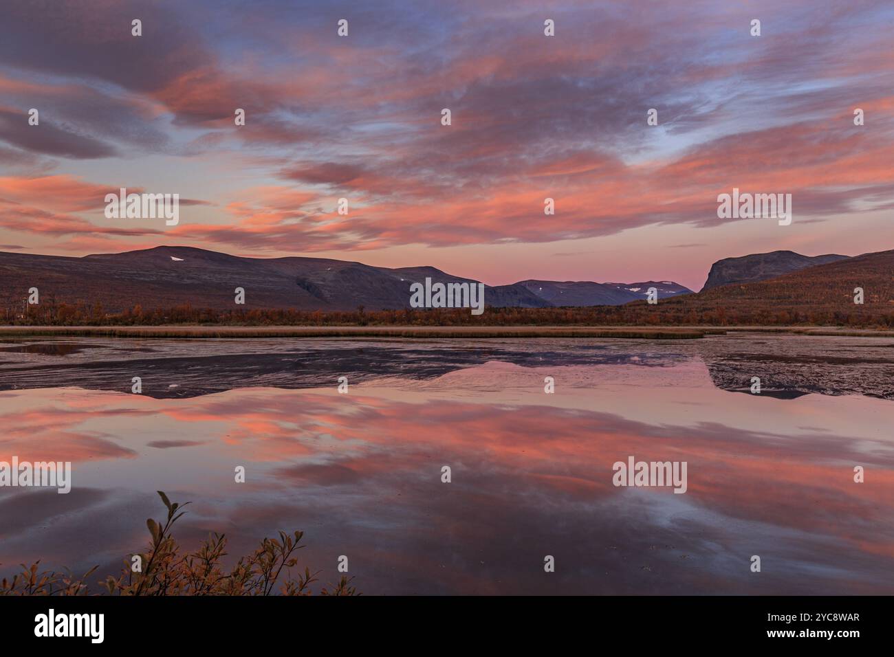 Montagne riflesse nel lago, colori autunnali, atmosfera nuvolosa, luce del mattino, alba, Nikkaluokta, Lapponia, Lapponia, Svezia, Europa Foto Stock