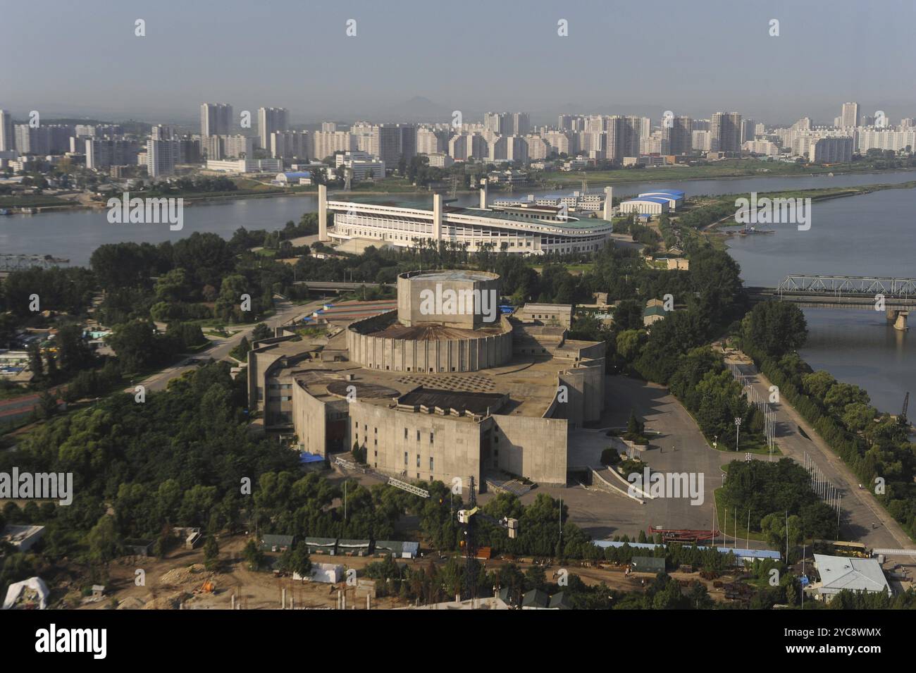 08.08.2012, Pyongyang, Corea del Nord, Asia, edificio e stadio su un'isola sul fiume Taedong. L'architettura degli edifici nordcoreani è semplice Foto Stock