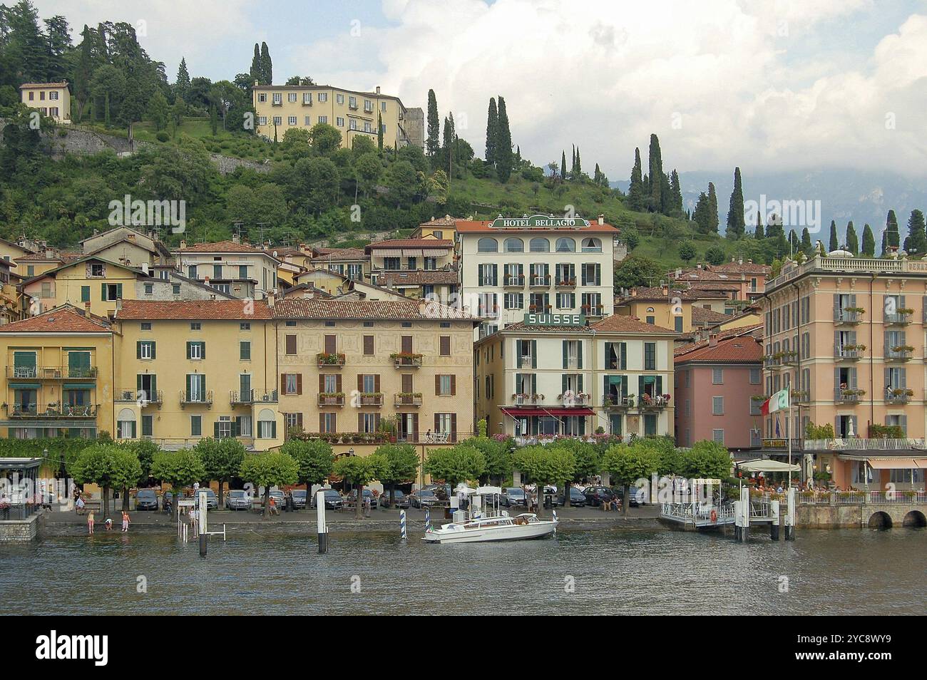 Porto di Bellagio sul lungomare alberato del Lago di Como (Lago di Como), Bellagio, Lombardia, Italia, Europa Foto Stock