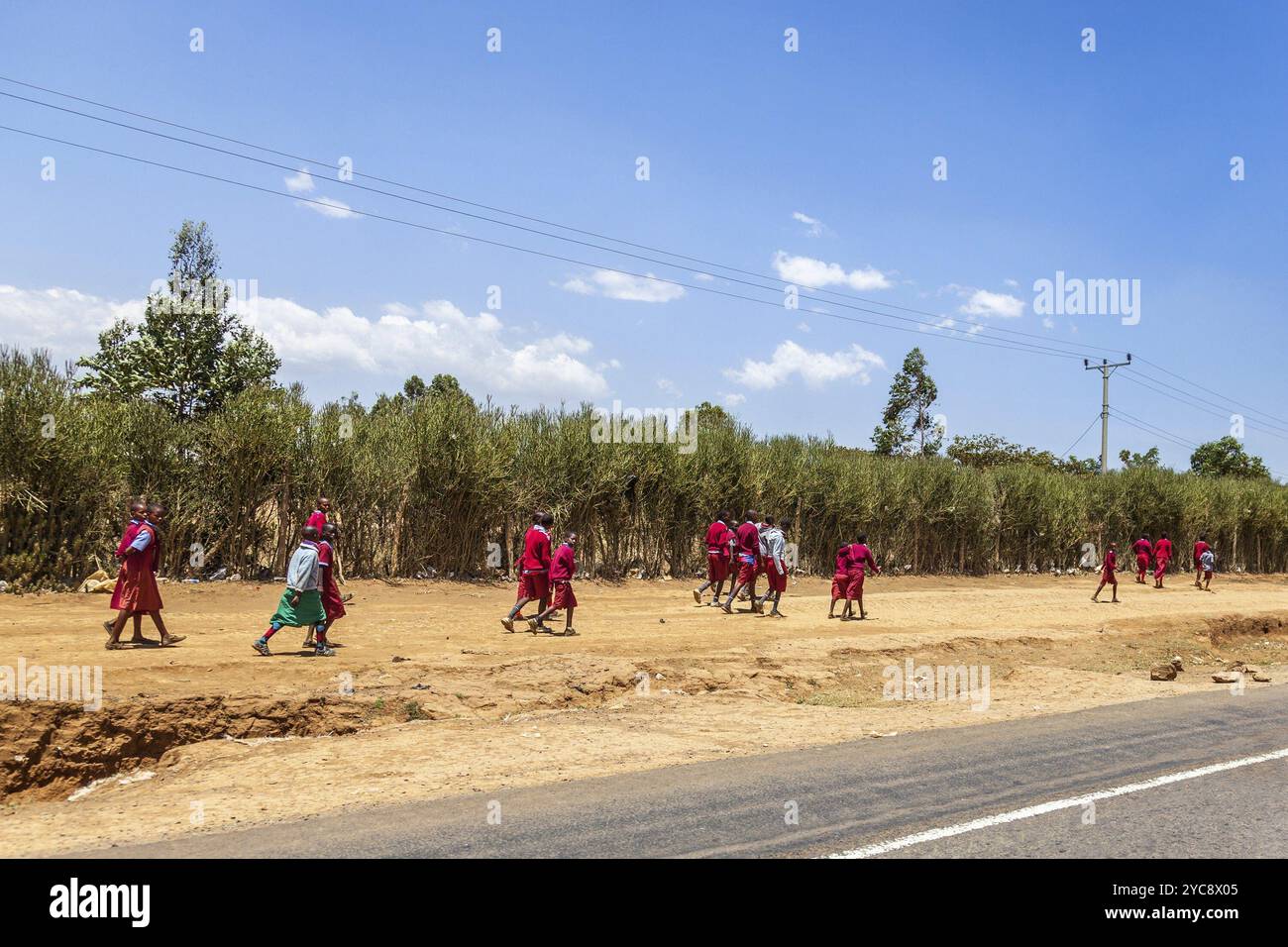 Scuola africana dei bambini sulla loro strada per la scuola Foto Stock