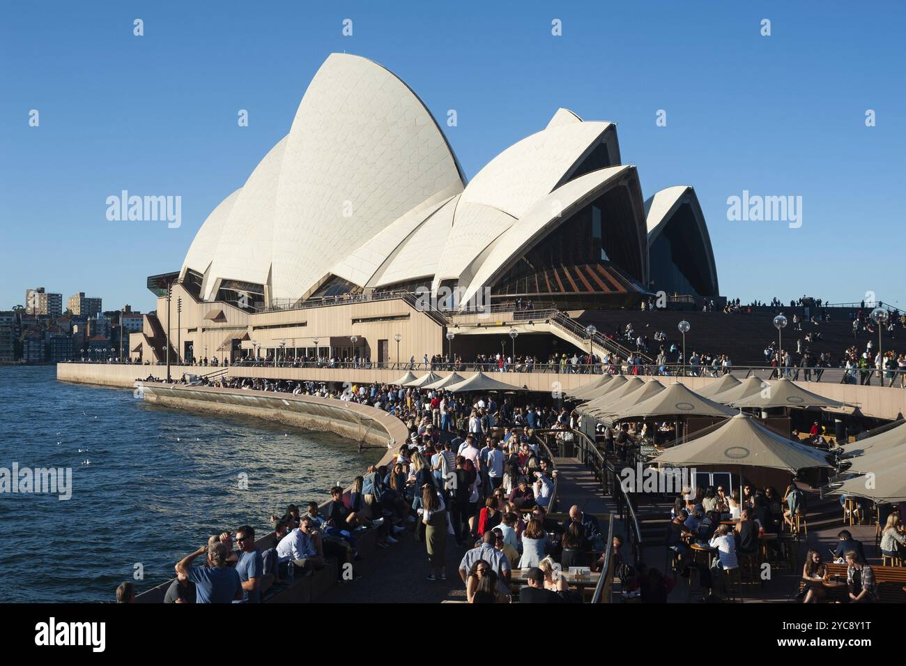 2018-05-06, Sydney, nuovo Galles del Sud, Australia, Una vista della Sydney Opera House a Bennelong Point con l'Opera Bar in primo piano, Oceania Foto Stock