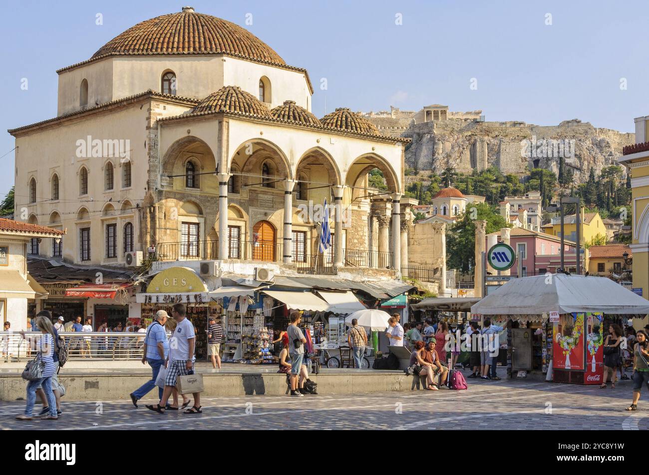Moschea Tzistarakis, che prende il nome da un ex governatore turco, sulla popolare Piazza Monastiraki con Akropolis sullo sfondo, Atene, Grecia, EUR Foto Stock