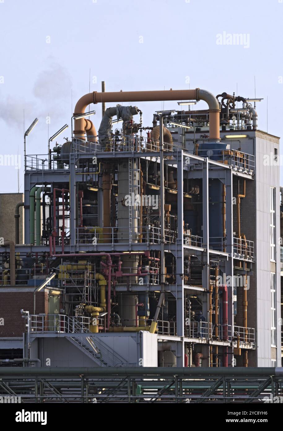 Tubazioni colorate e molti dei sistemi di tubazioni di un impianto chimico Foto Stock