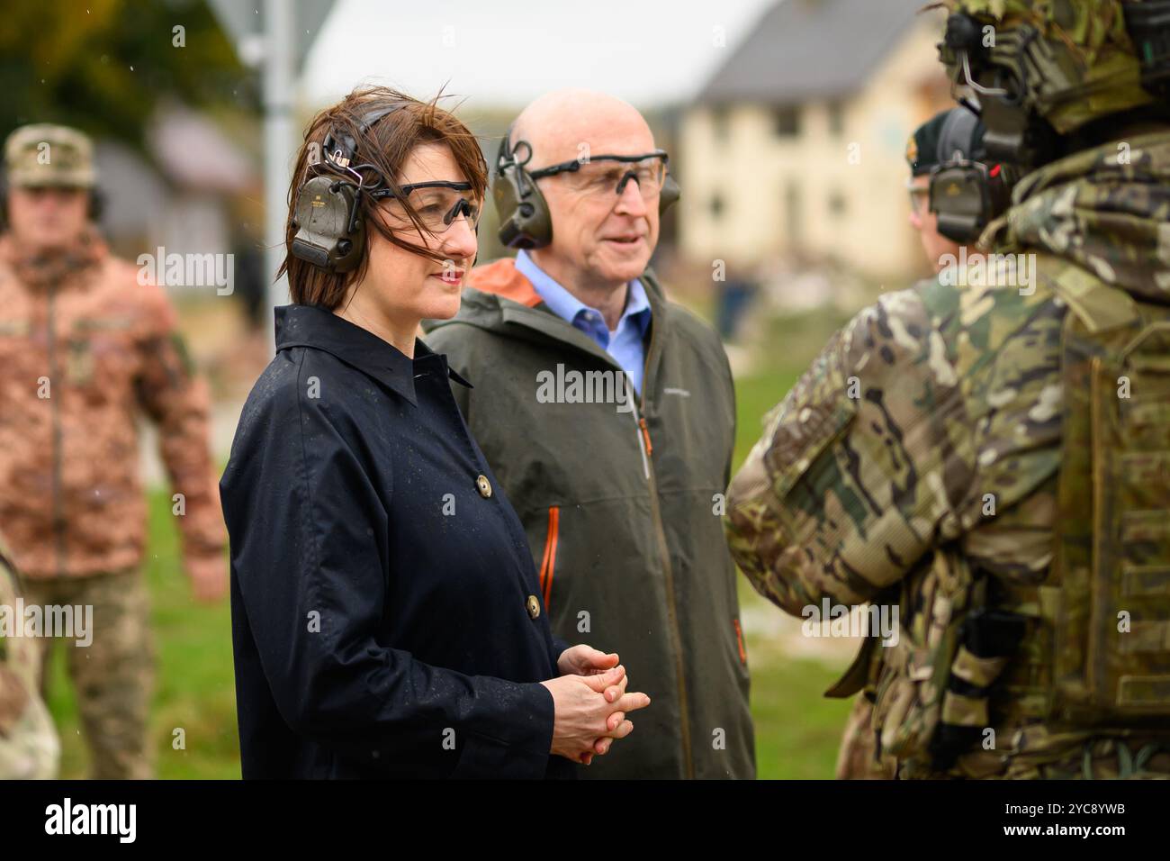 Il Cancelliere dello Scacchiere Rachel Reeves e il Segretario alla difesa John Healey con soldati e personale presso l'area di addestramento di Stanford vicino Thetford, per incontrare le truppe britanniche e ucraine che vi addestrano. Il Regno Unito ha annunciato un prestito di 2,26 miliardi di sterline per aiutare l'Ucraina a combattere le forze di Vladimir Putin, finanziato dai profitti sui beni russi congelati. Data foto: Domenica 20 ottobre 2024. Foto Stock