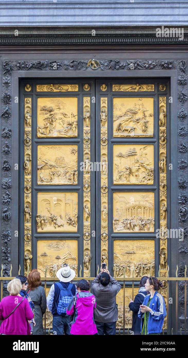 Persone alle porte del Paradiso al Battistero di San Giovanni a Firenze, Italia, Europa Foto Stock