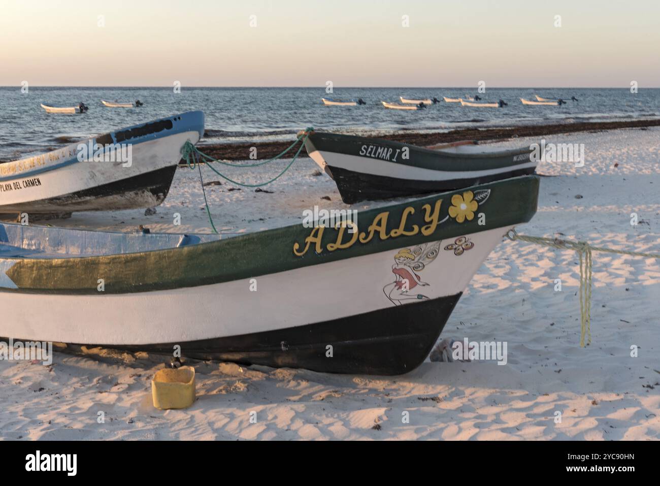 Barche da pesca all'alba a playa pescadores a tulum, messico Foto Stock
