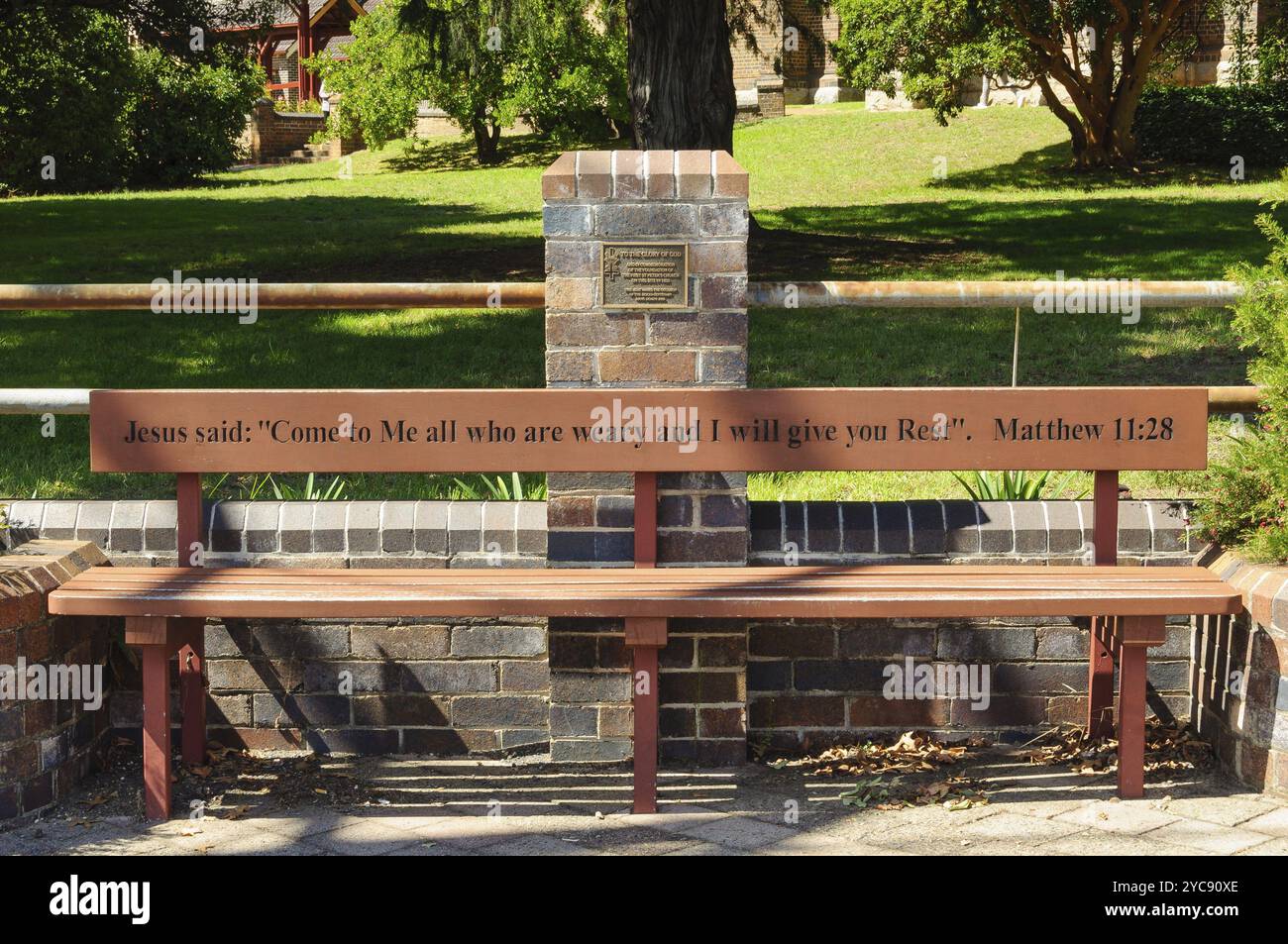 L'invito (Matteo 11:28) su una panchina della Cattedrale Anglicana di San Pietro all'angolo tra Dangar Street e Rusden Street, Armidale, NSW, Australia, O. Foto Stock